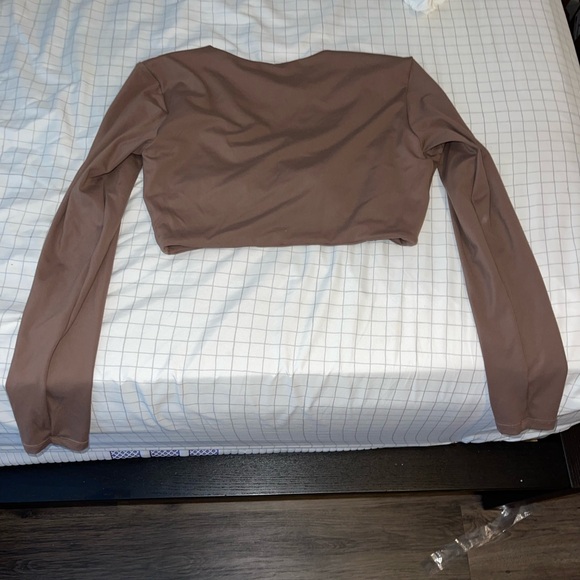 Brown long sleeve athletic top - Picture 2 of 2